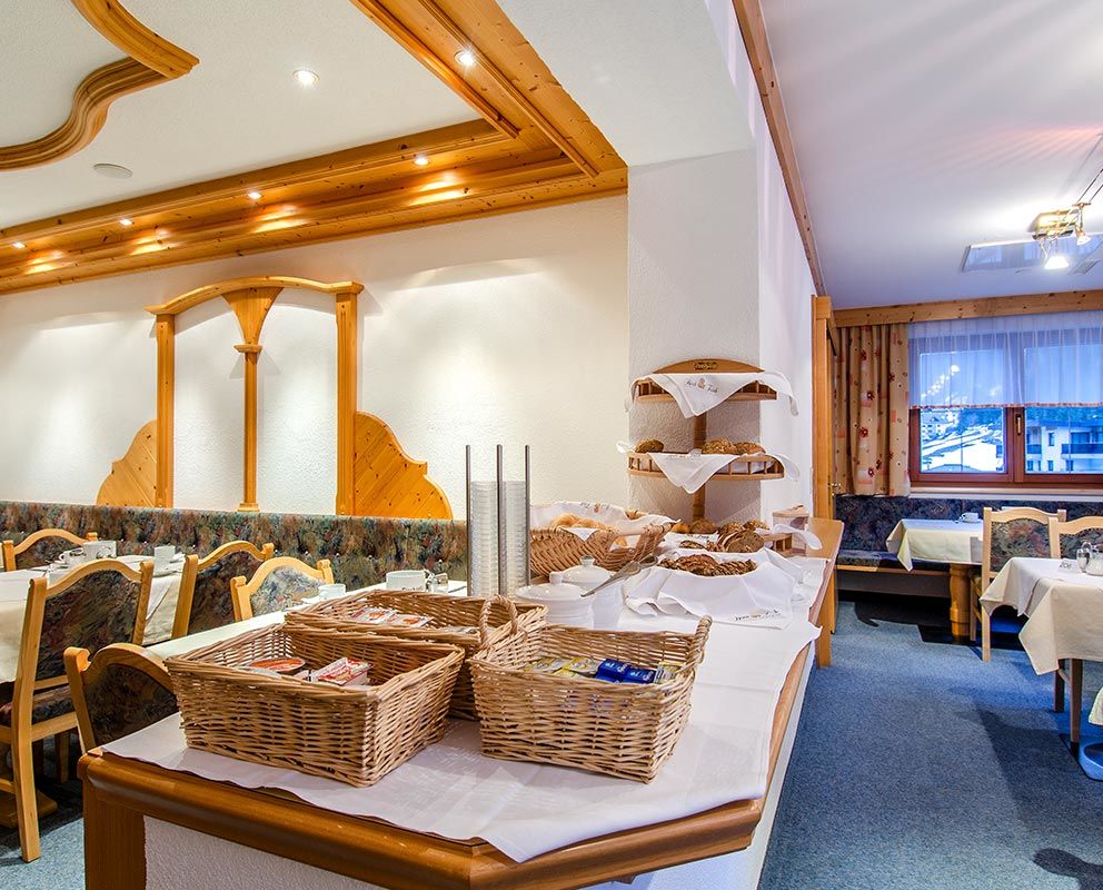Breakfast room - Ischgl Hotel Garni Golfais